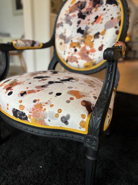 Fauteuil médaillon, bois cérusé style Louis XVI _Géraldine Maillot Fauteuil médaillon, bois cérusé style Louis XVI _Géraldine Maillot